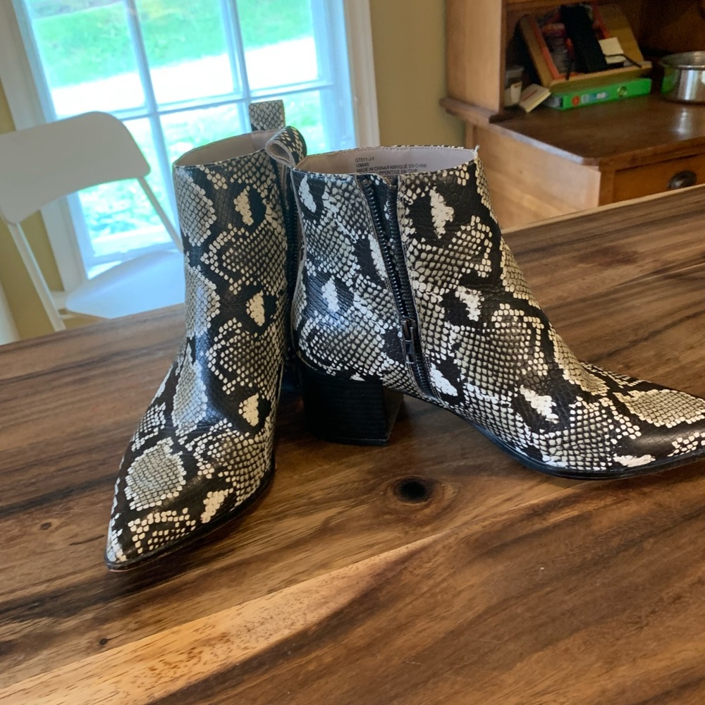 Great snakeskin pattern boots ! Only worn twice !